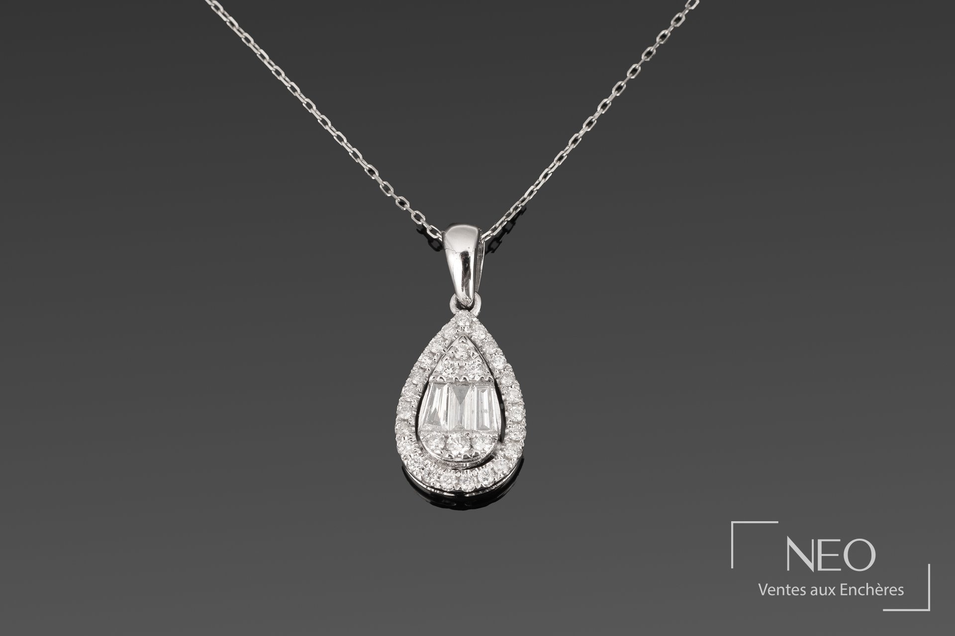 Chaîne de cou en platine avec pendentif poire serti de diamants