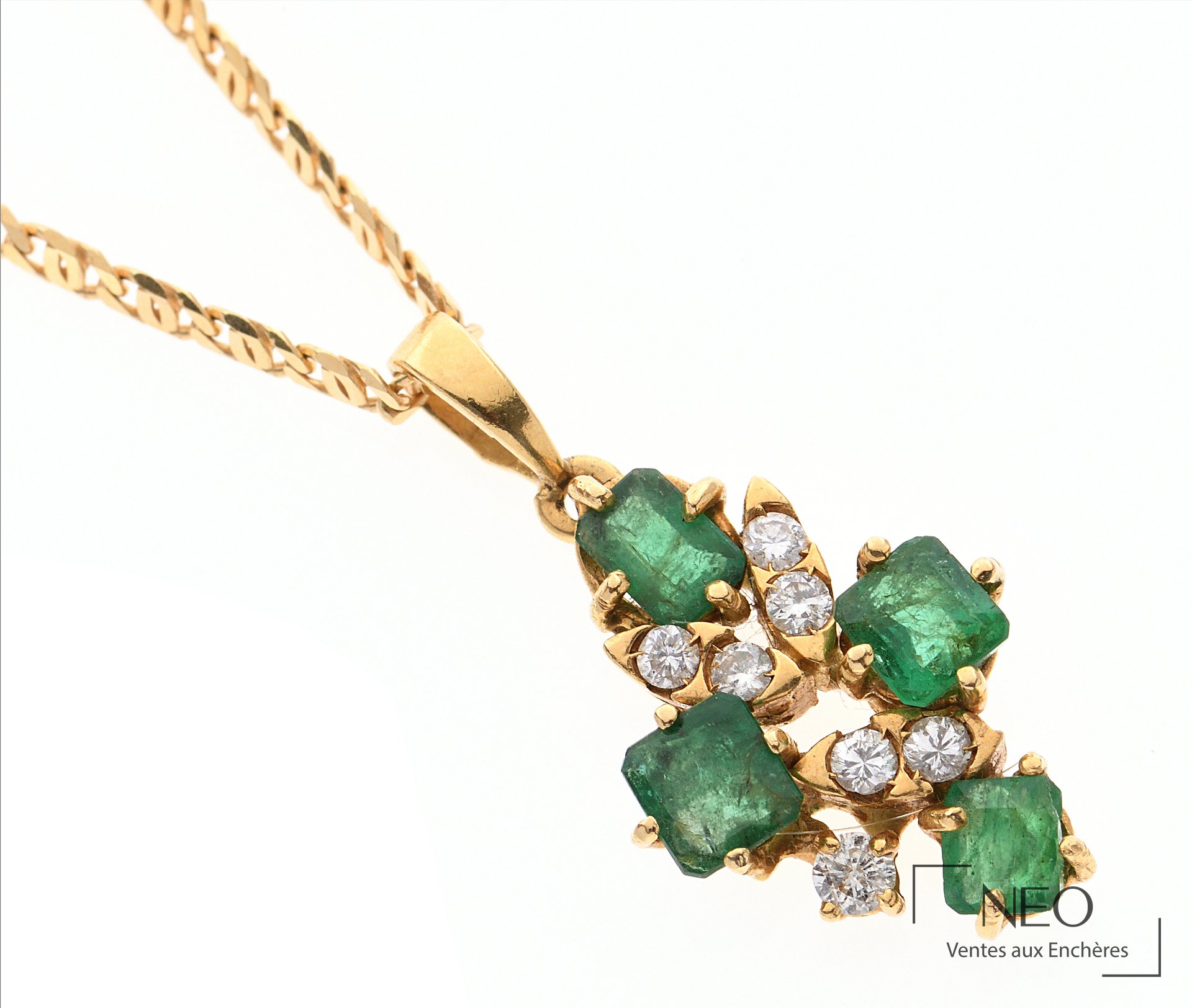 Chaîne en or jaune avec pendentif floral serti d'émeraudes et de diamants