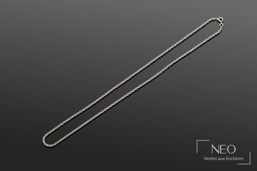 Chaîne en or gris à maille forçat ronde sur fond gris