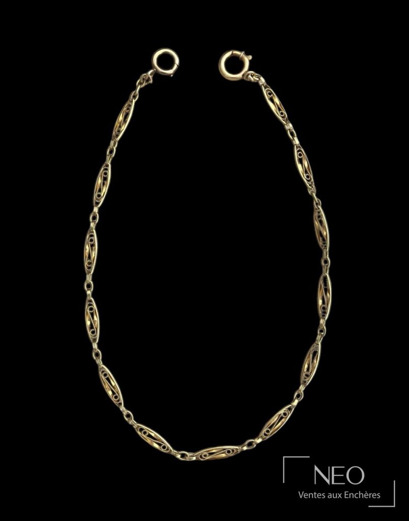 Chaîne en or jaune à maille filigrane sur fond noir