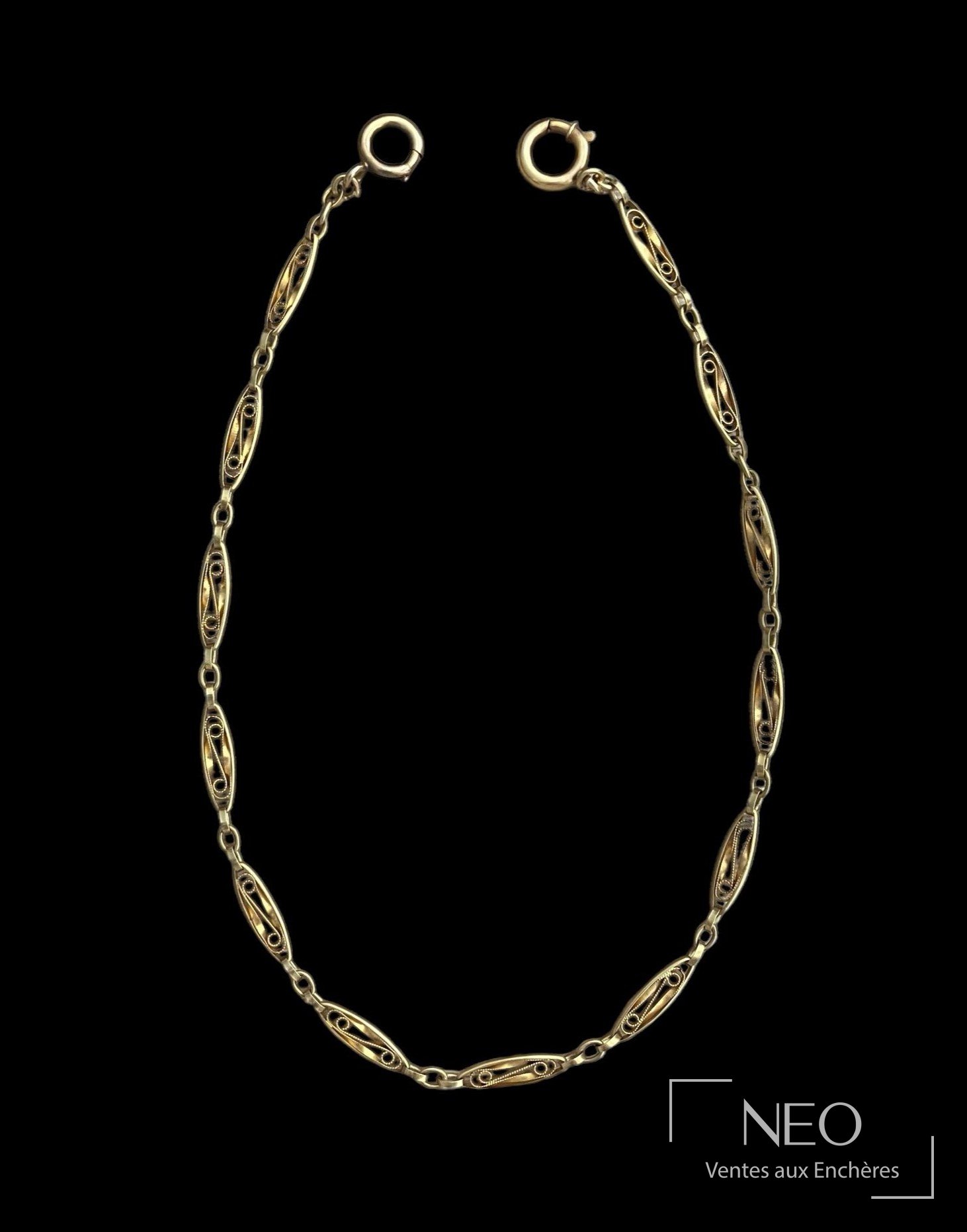 Chaîne en or jaune à maille filigrane sur fond noir