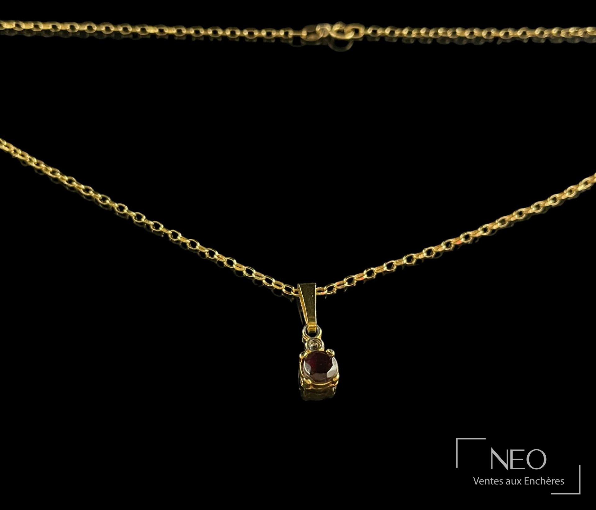 Chaîne en or jaune 18 carats avec pendentif en métal doré