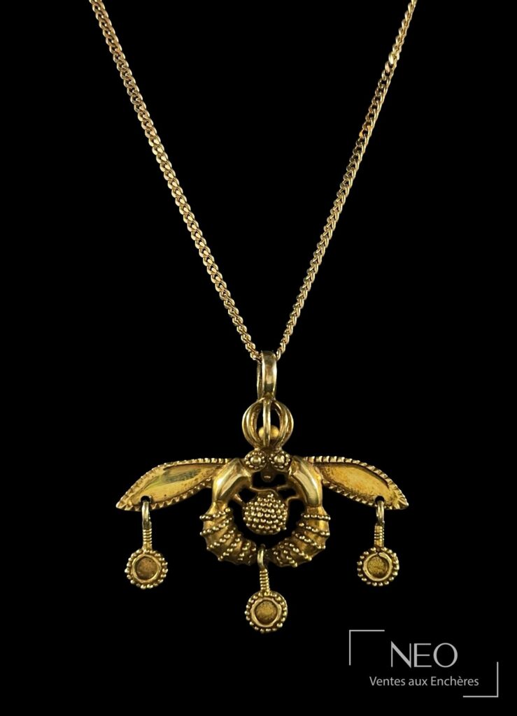 Chaîne en or jaune et pendentif représentant deux insectes ailés affrontés