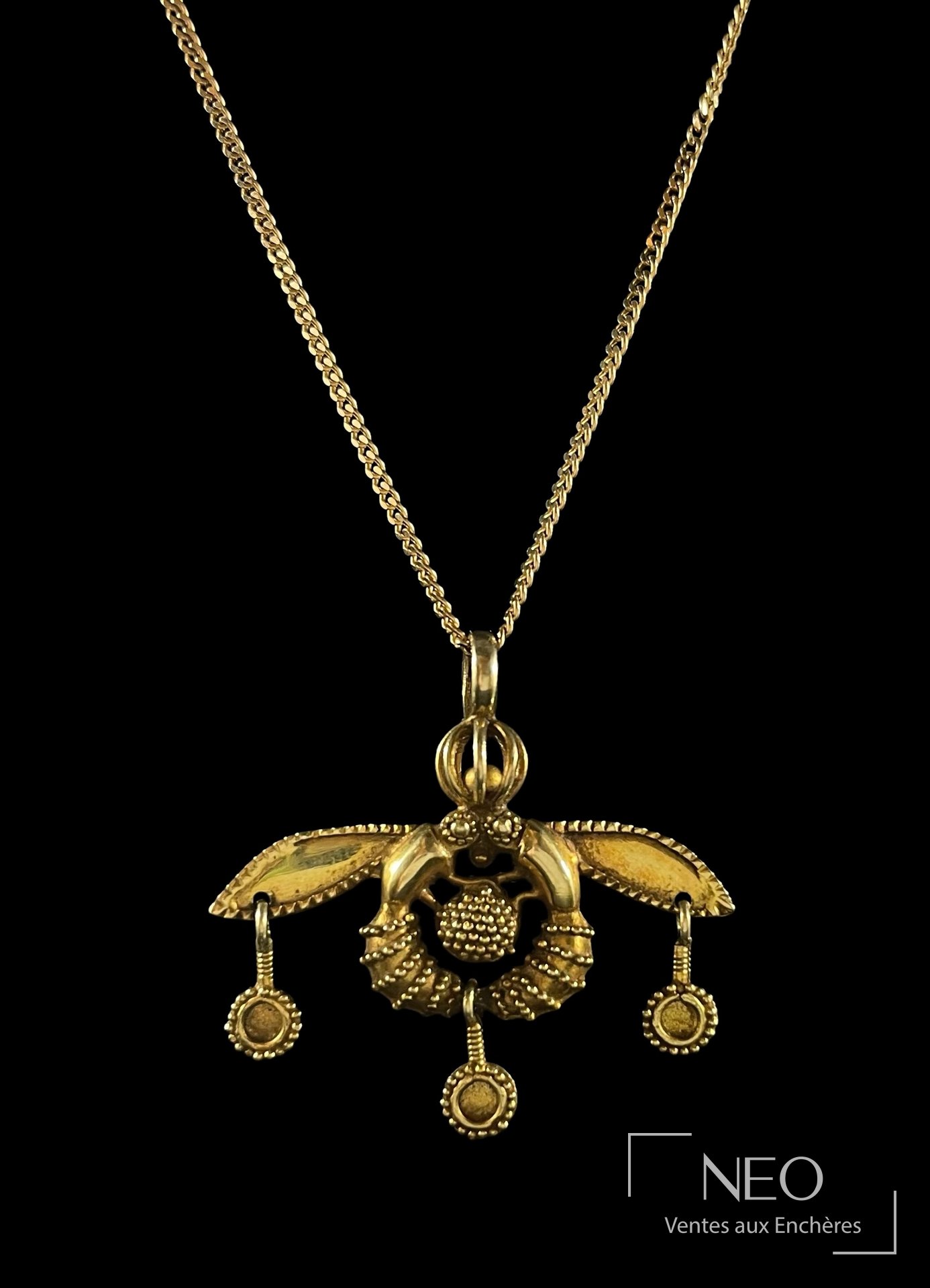 Chaîne en or jaune 18 carats et pendentif insectes ailés