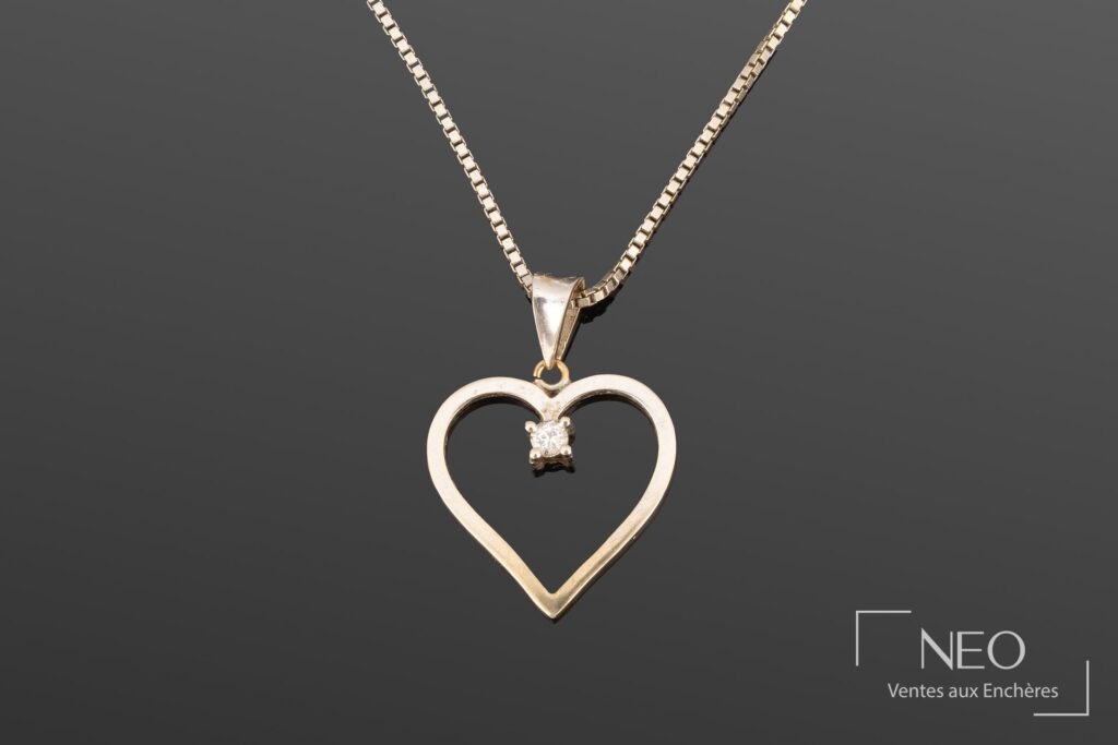 Chaîne en or gris avec pendentif cœur ajouré et diamant central