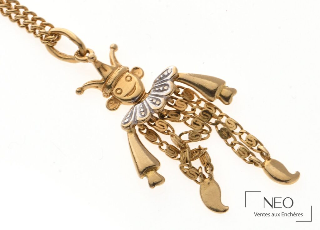 Chaîne en or deux tons avec pendentif pantin articulé vu de face