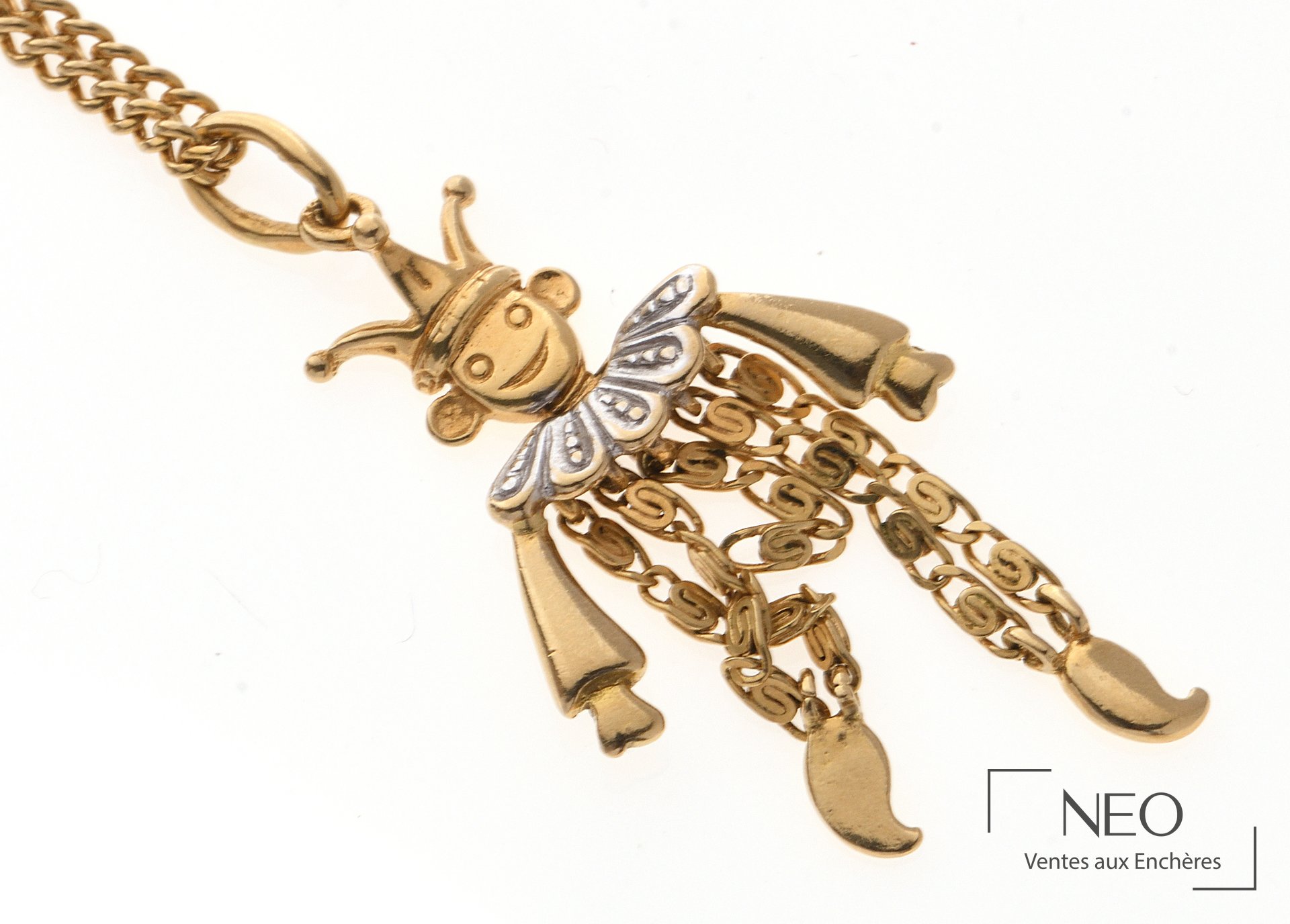 Chaîne en or deux tons avec pendentif pantin articulé vu de face