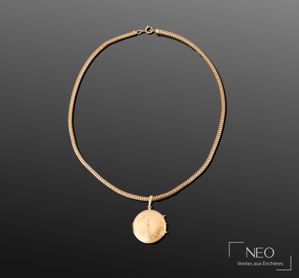 Chaîne tubogaz en or jaune avec pendentif porte-photo rond gravé