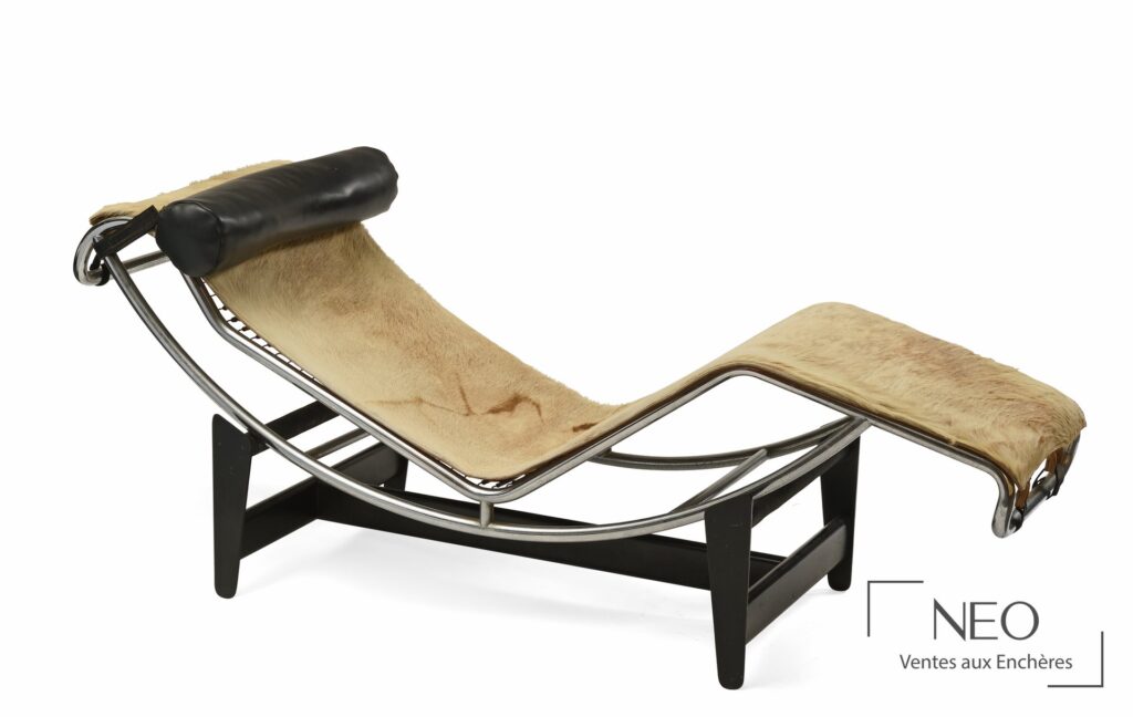 Chaise longue LC4 avec structure chromée et revêtement en peau