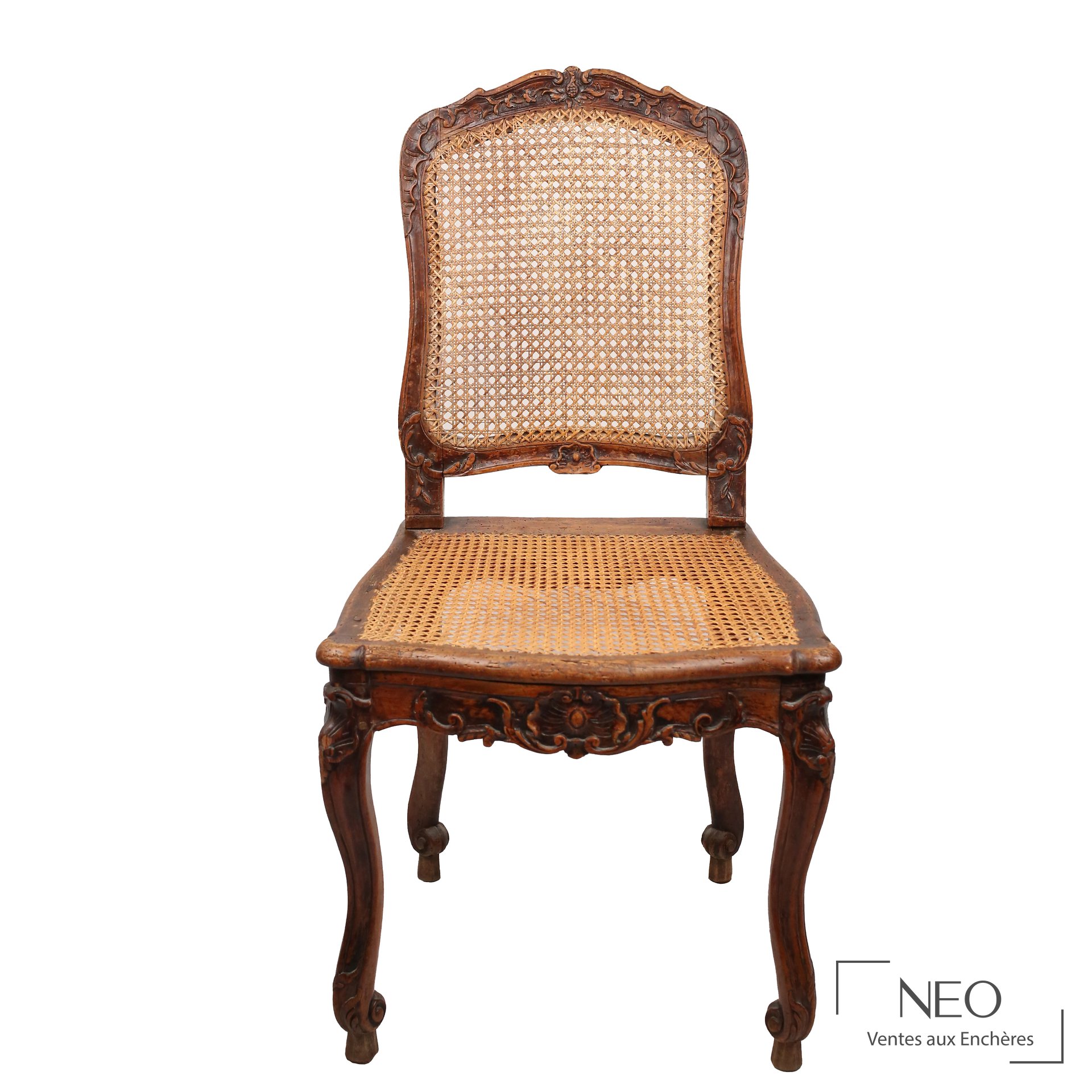 Chaise Louis XV en bois sculpté avec assise et dossier en canne