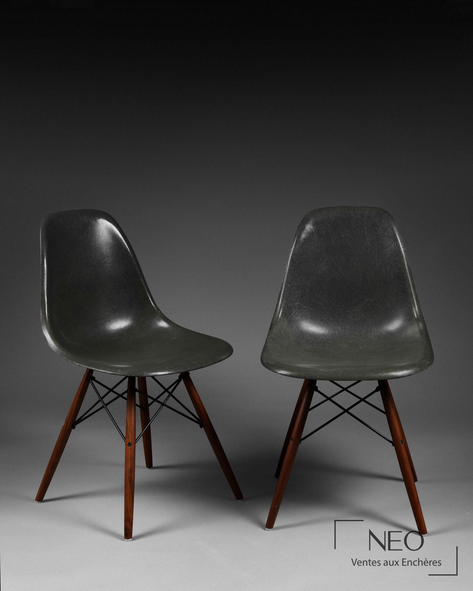 Deux chaises Eames DSW à coque gris sombre et piétement en bois