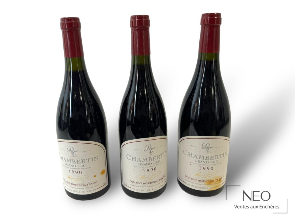 Trois bouteilles de Chambertin Grand Cru Domaine Rossignol-Trapet 1990 vues de face.