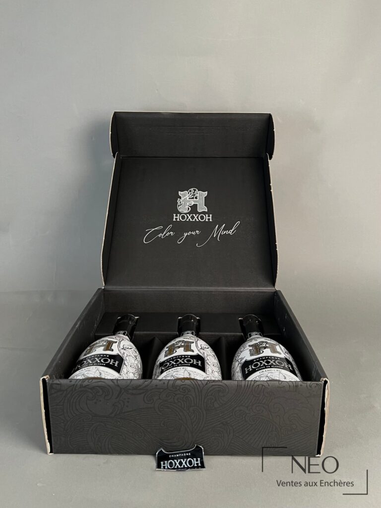 Coffret ouvert avec trois bouteilles de Champagne HOXXOH Grand Cru.