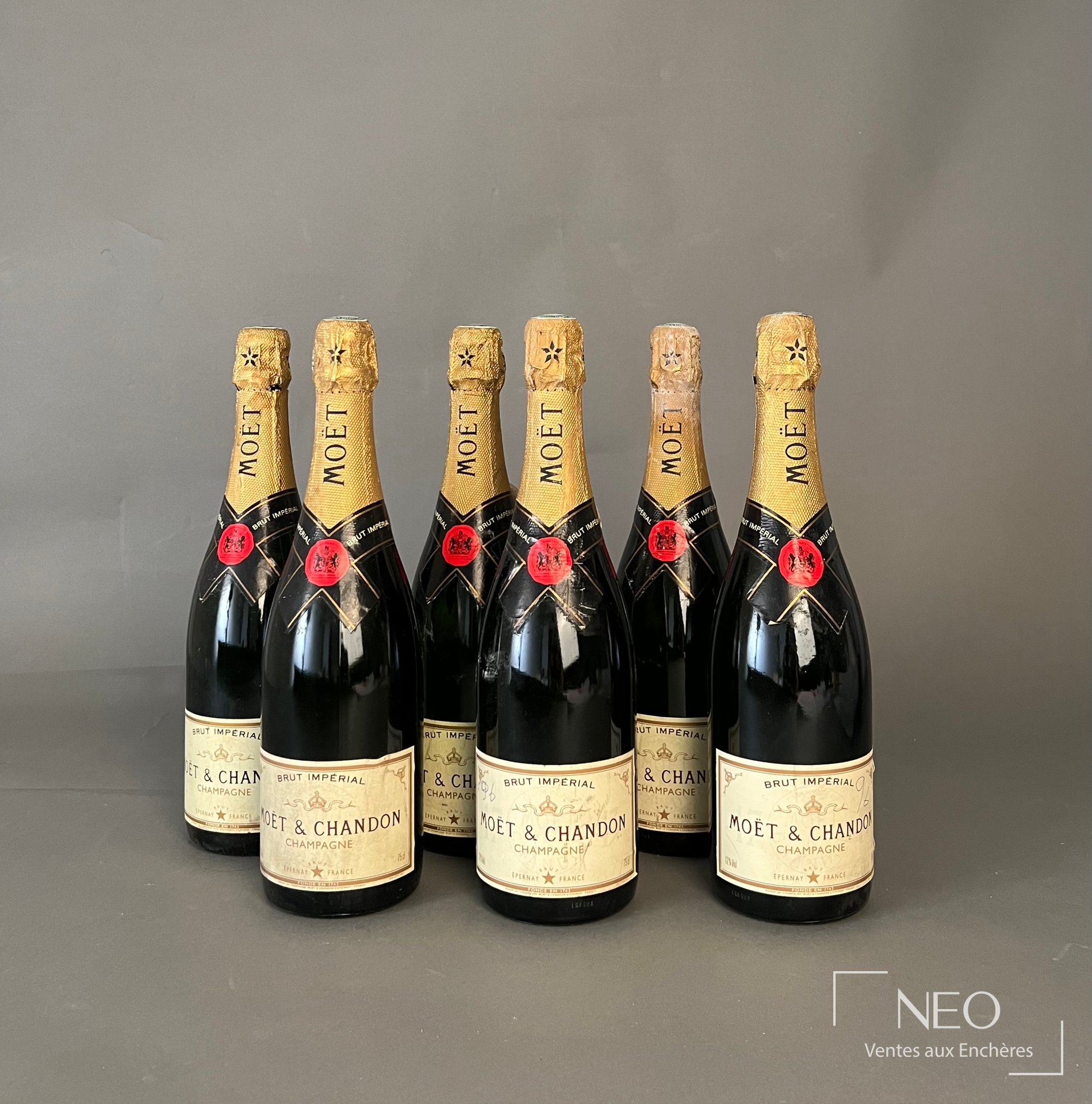 Six bouteilles de Champagne Moët et Chandon Brut Impérial vues de face