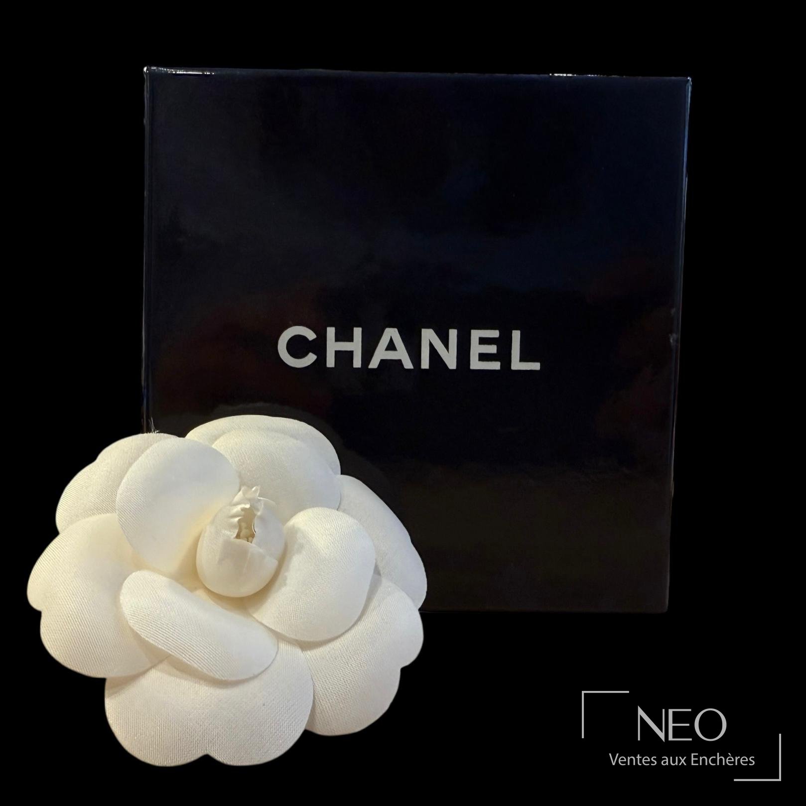 CHANEL Broche Camélia en tissu blanc avec boîte Chanel