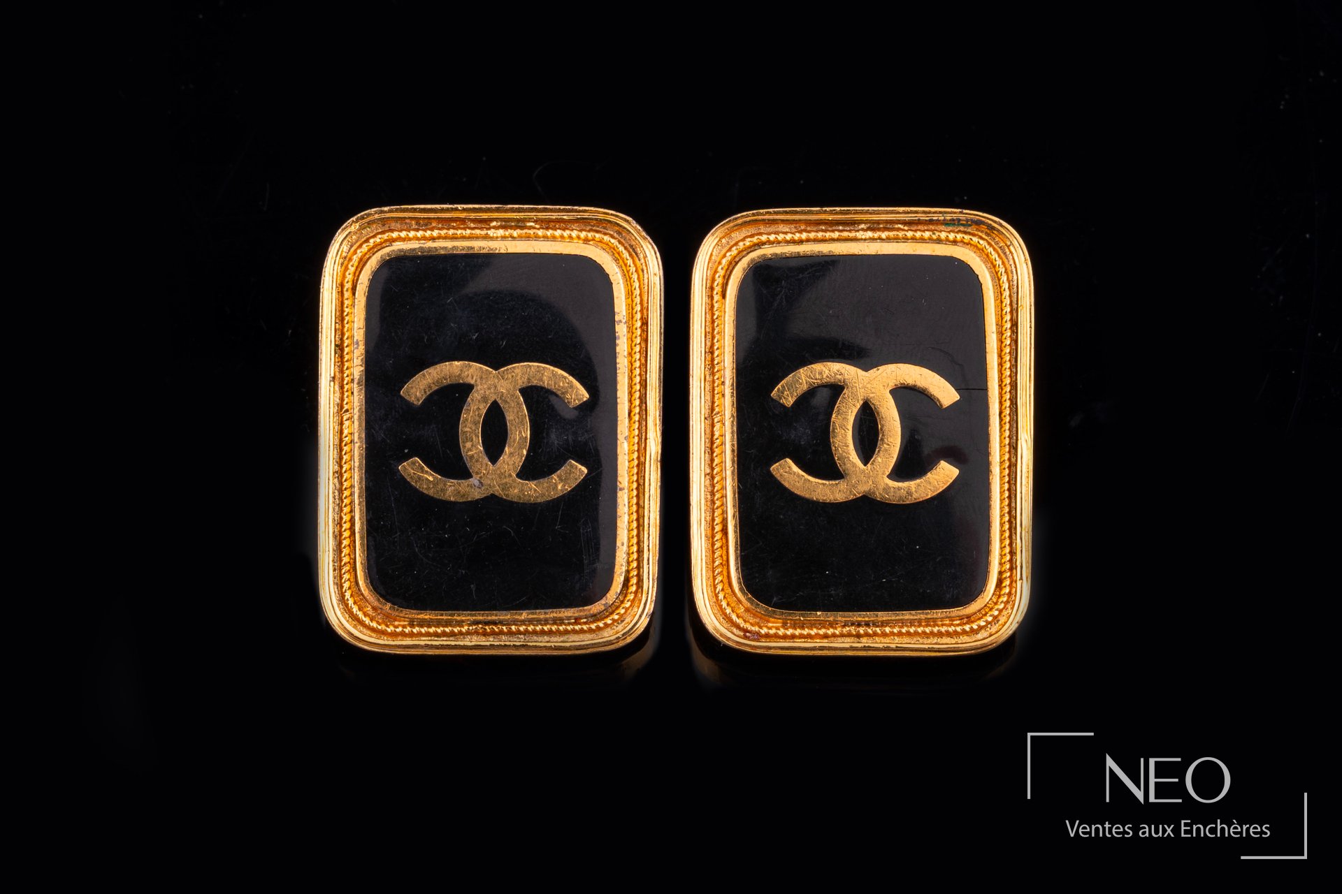 Paire de clips d’oreilles Chanel rectangulaires en métal doré avec sigle noir