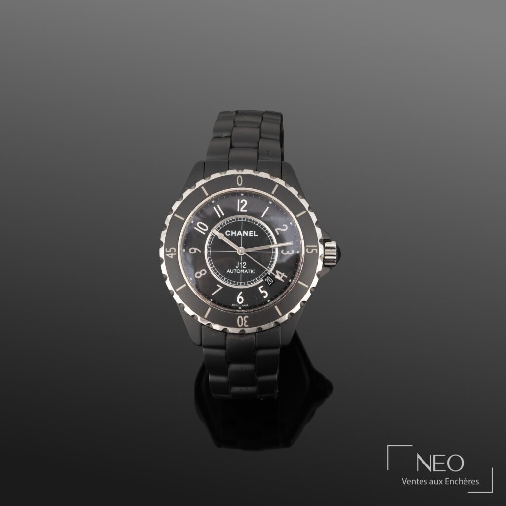 Montre Chanel J12 à cadran noir et bracelet noir