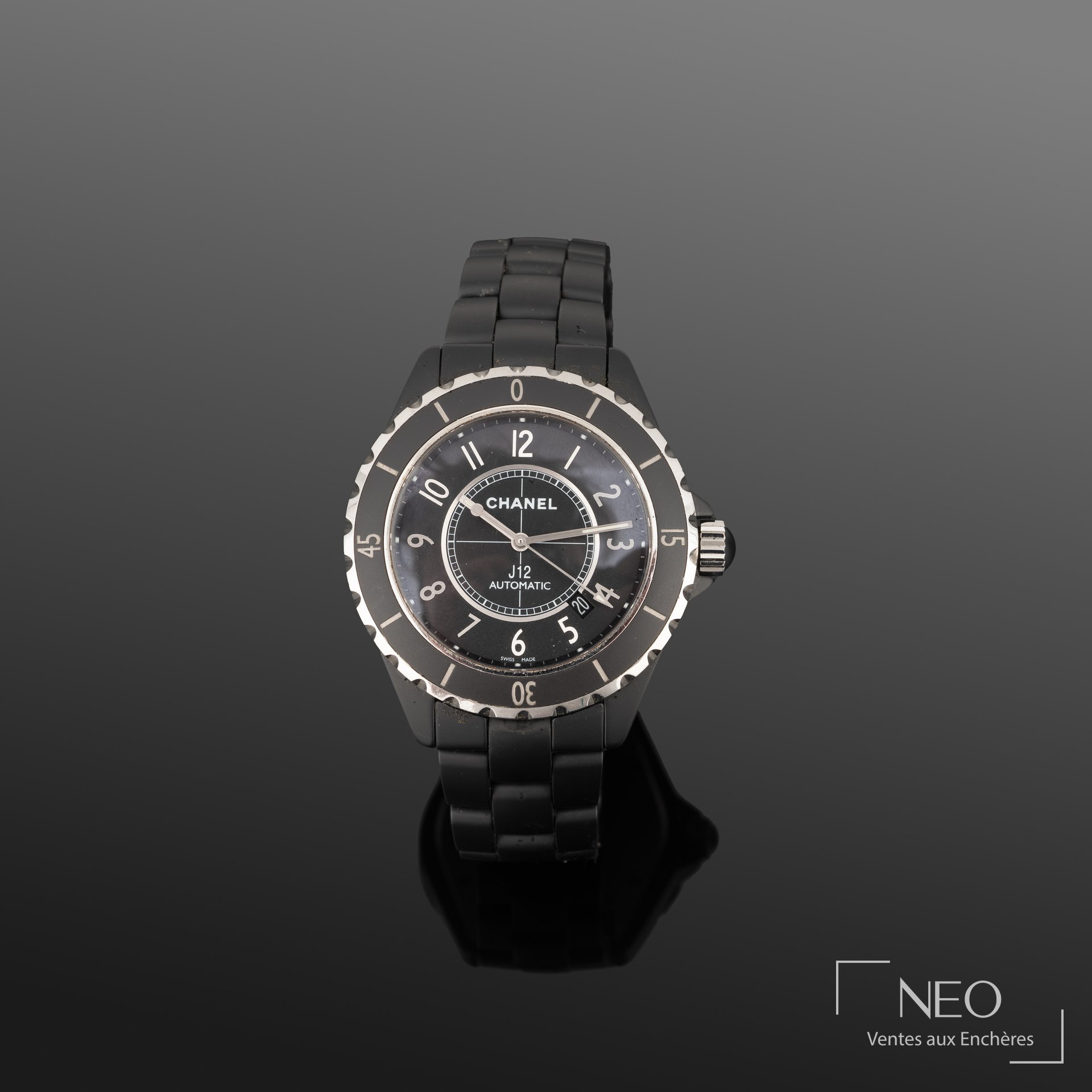 Montre Chanel J12 à cadran noir et bracelet noir