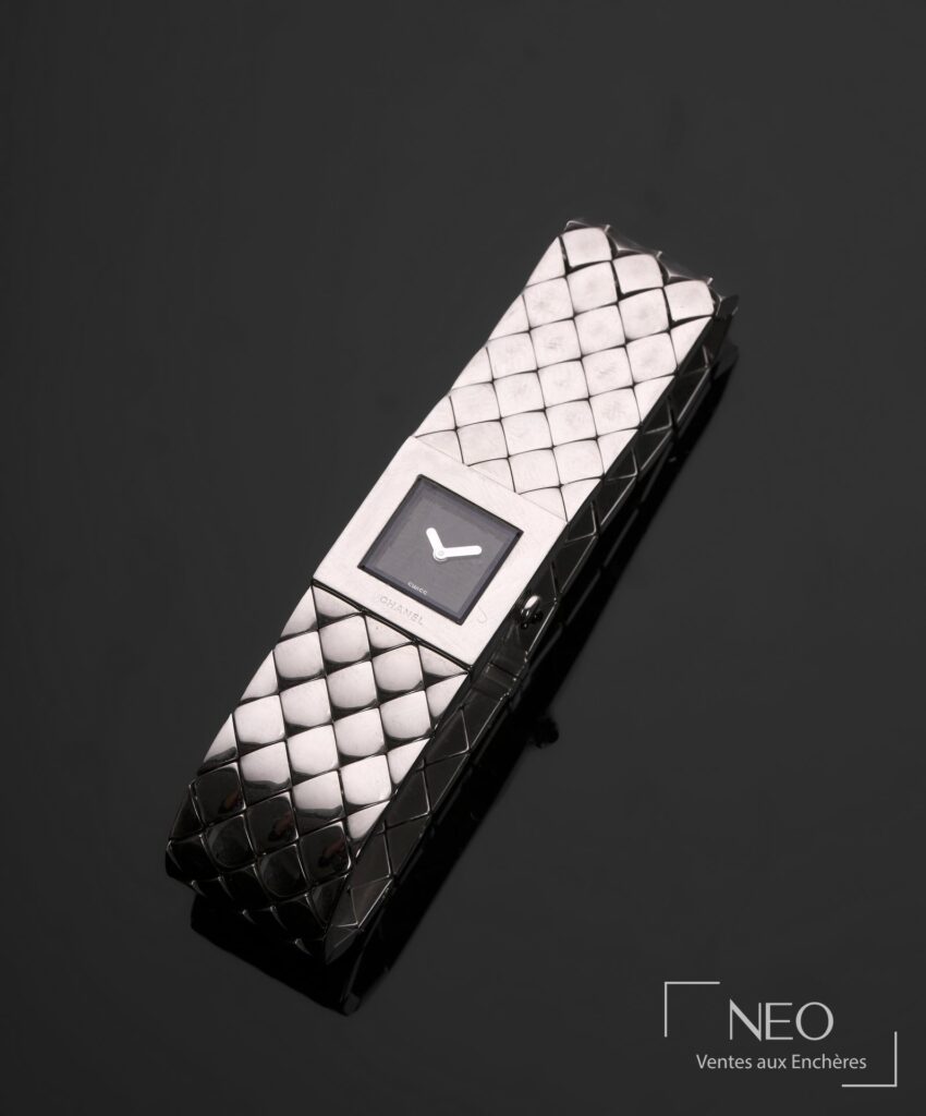 Montre Chanel en acier argenté à effet matelassé