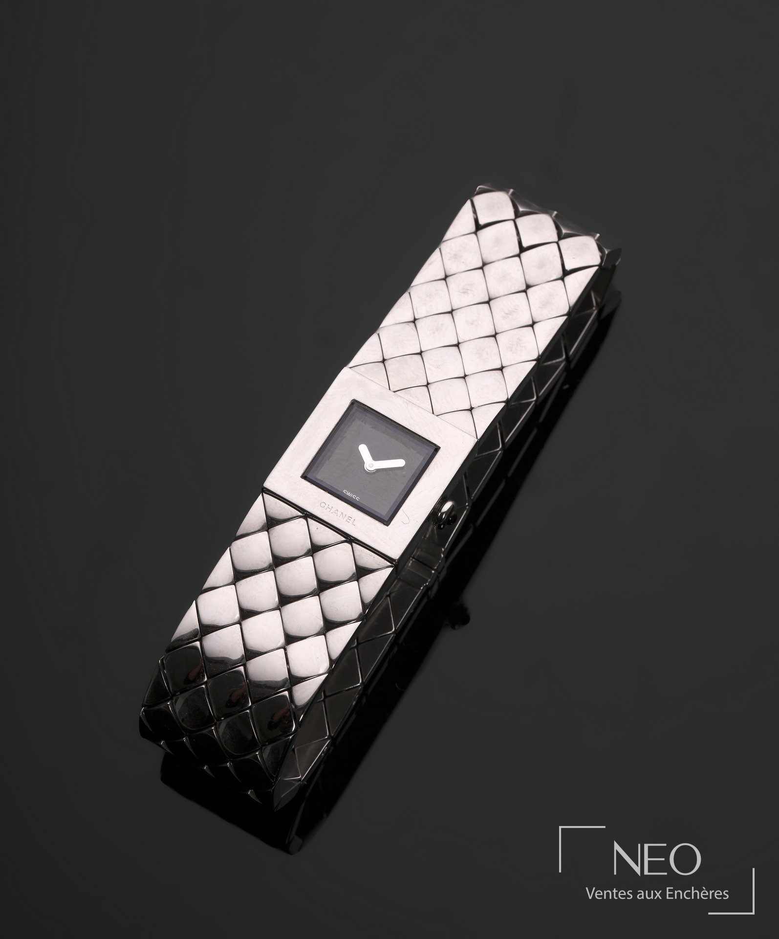 Montre Chanel en acier argenté à effet matelassé