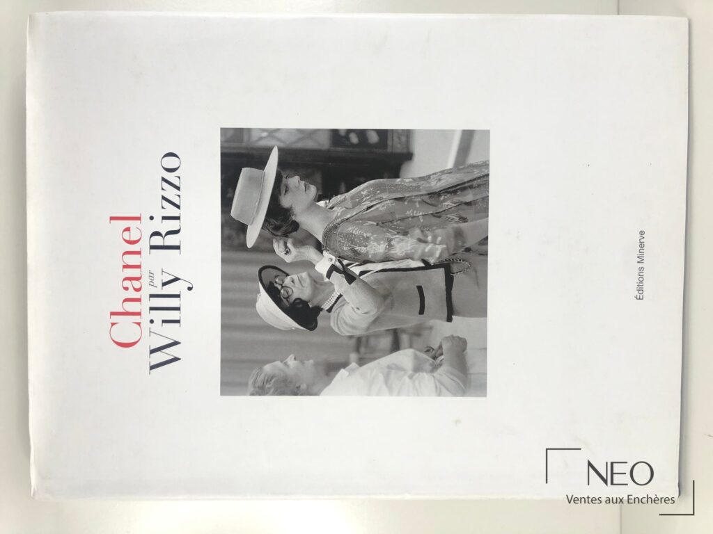 Couverture de Chanel par Willy Rizzo avec le titre et une photographie en noir et blanc.
