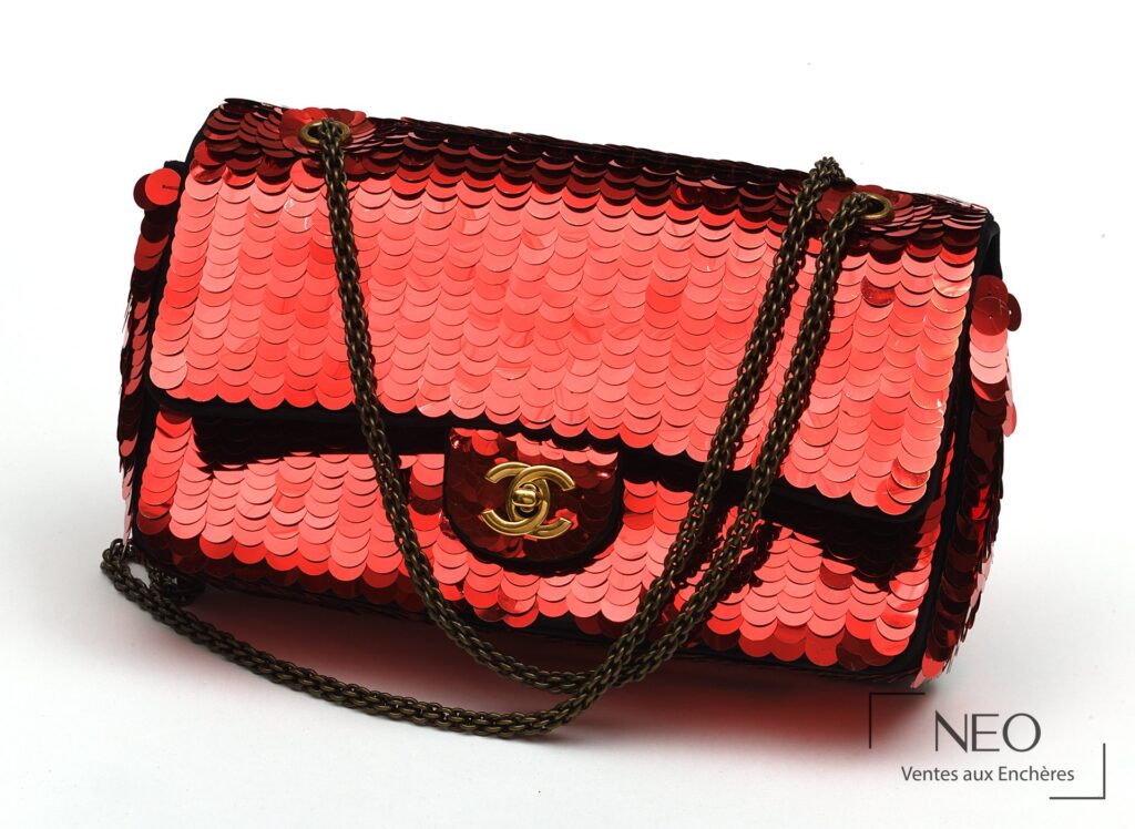 Sac Chanel noir et rouge recouvert de sequins