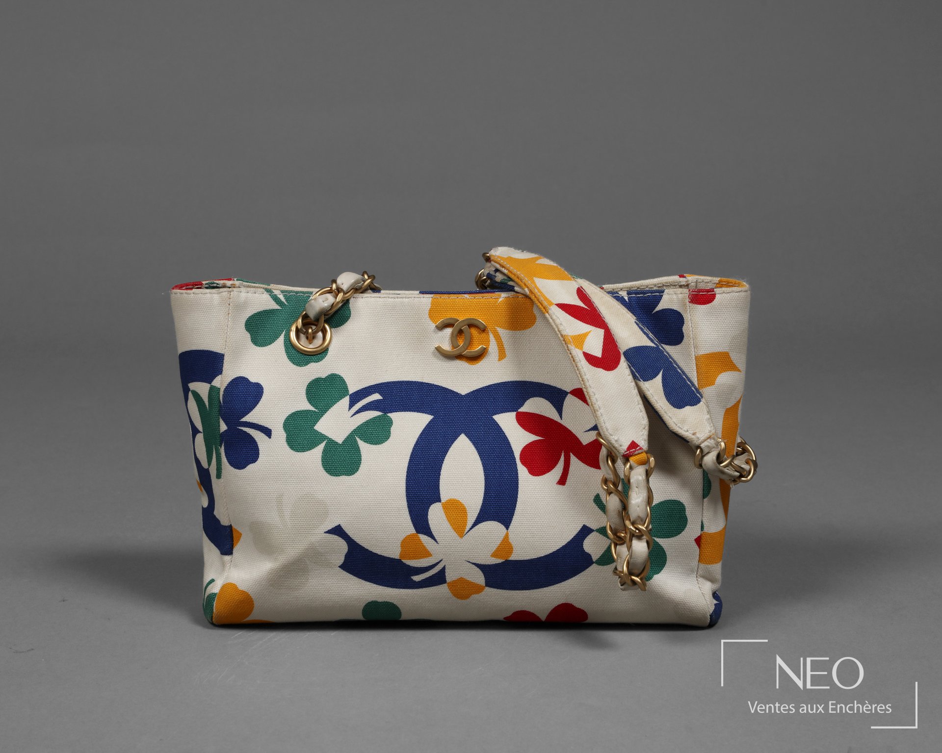 Petit sac Chanel en coton tissé blanc à trèfles multicolores