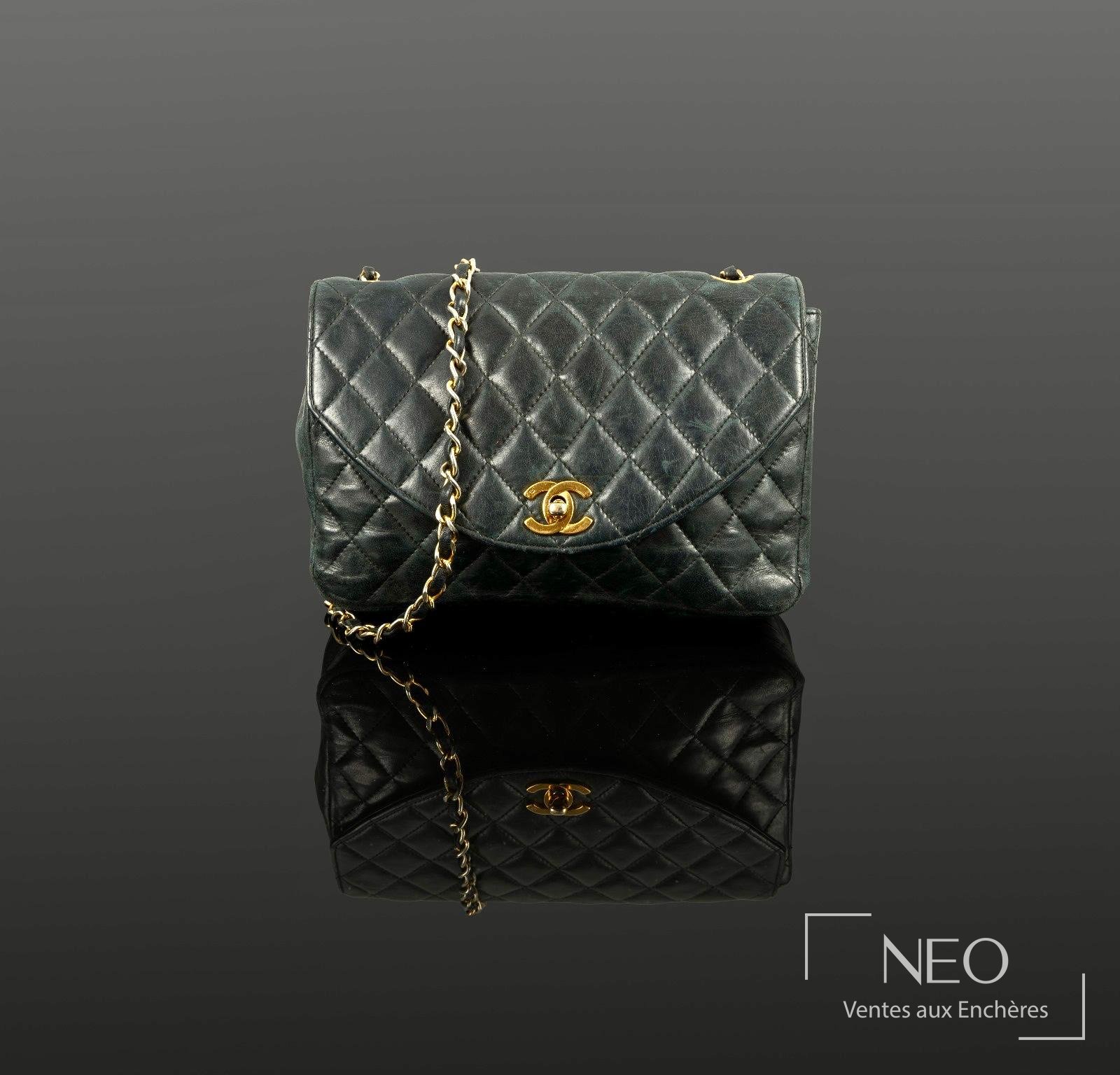 CHANEL Sac à rabat en agneau matelassé bleu marine circa 1990