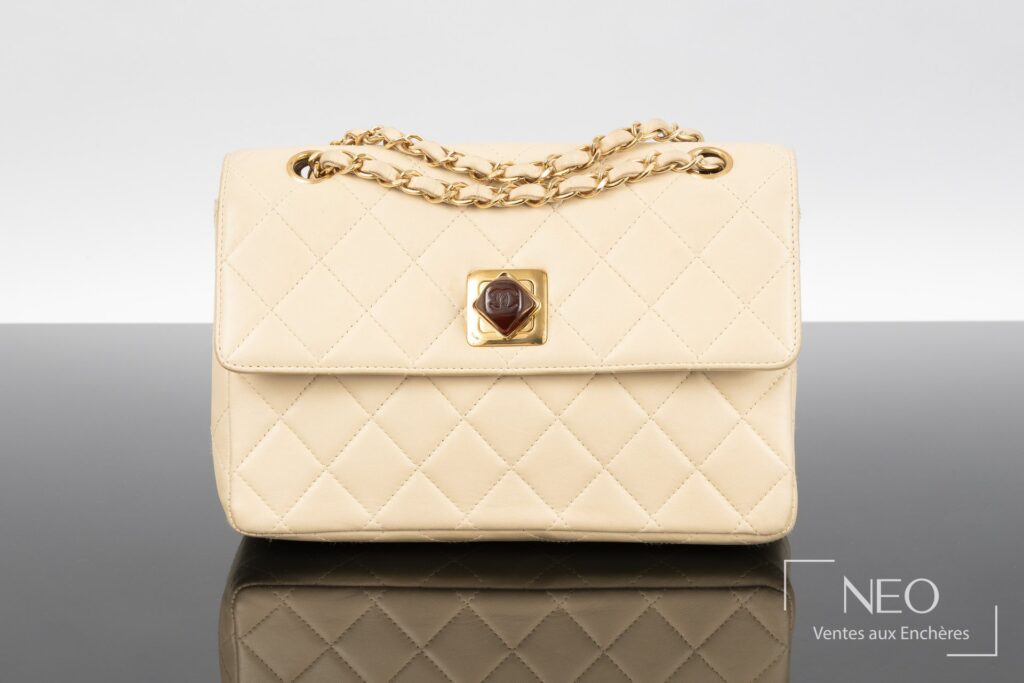 Sac CHANEL à rabat en agneau matelassé beige
