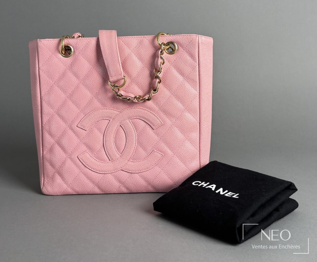 Sac cabas CHANEL rose en cuir matelassé avec logo embossé et chaîne dorée