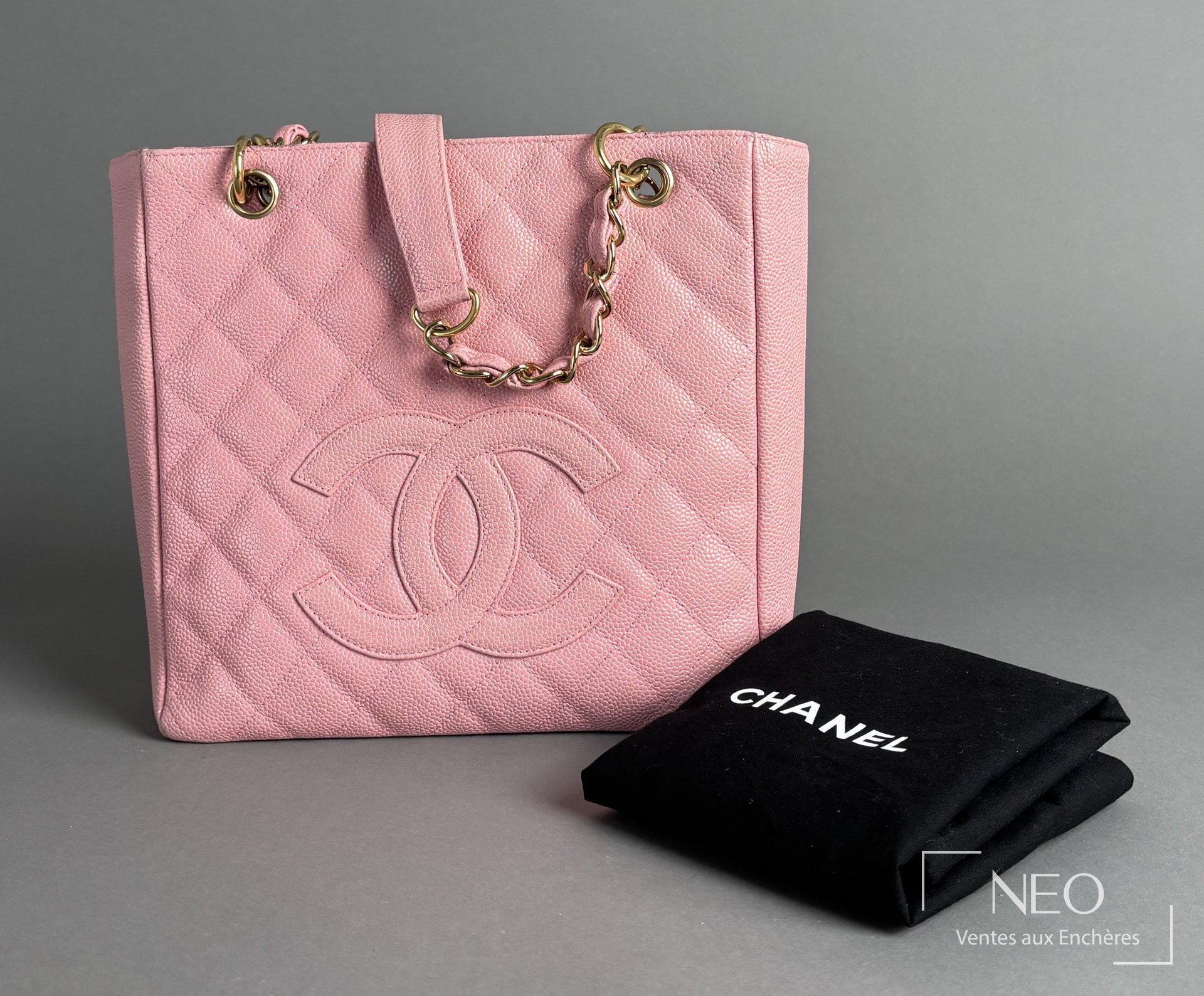 Sac cabas CHANEL rose en cuir matelassé avec logo embossé et chaîne dorée