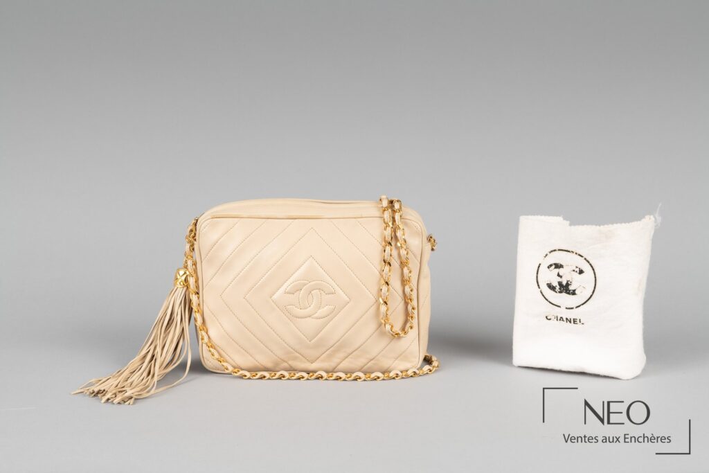 Sac Chanel en agneau crème matelassé avec chaîne dorée et pampille
