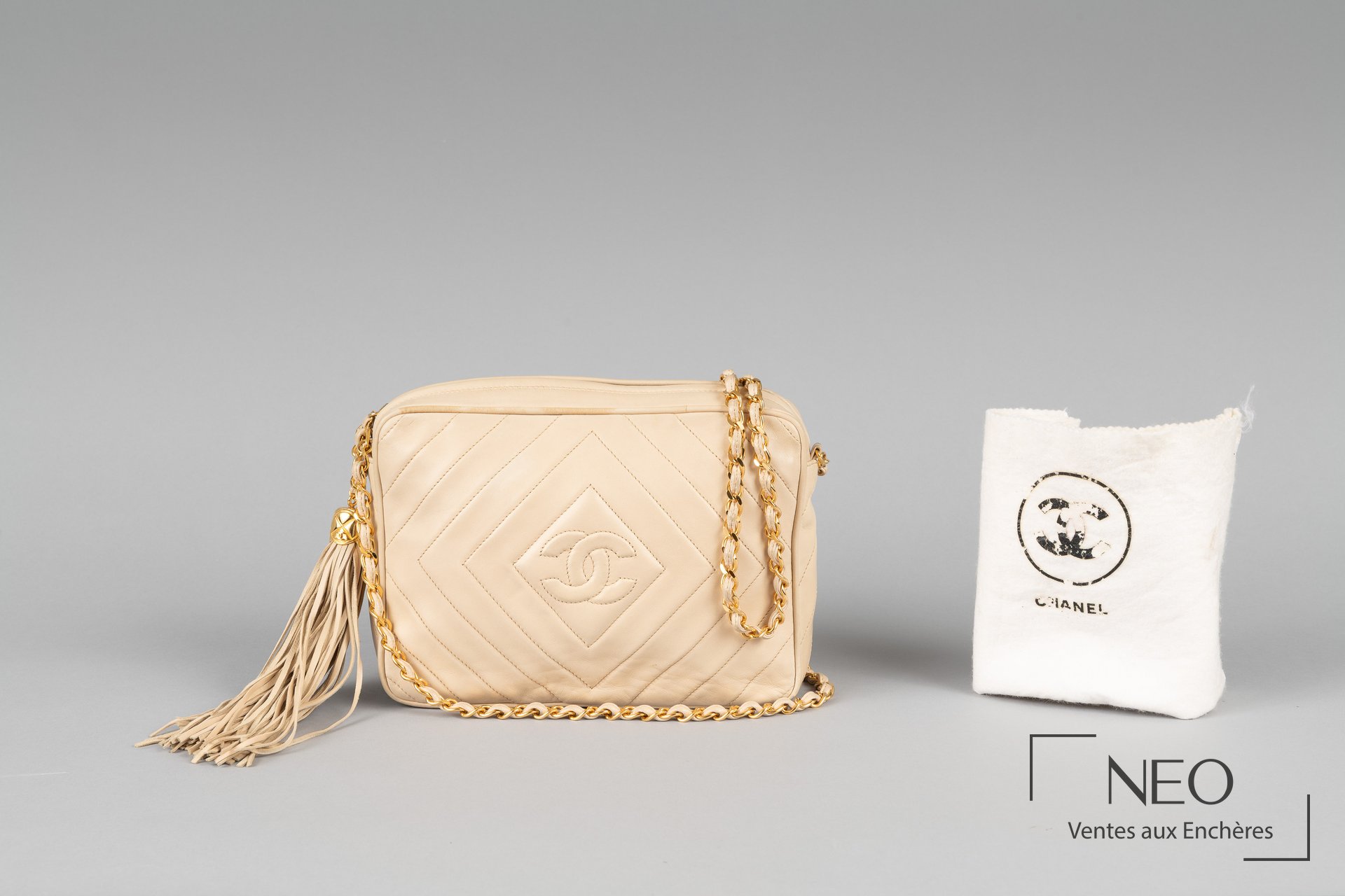 Chanel sac de forme camera en agneau crème matelassé, circa 92
