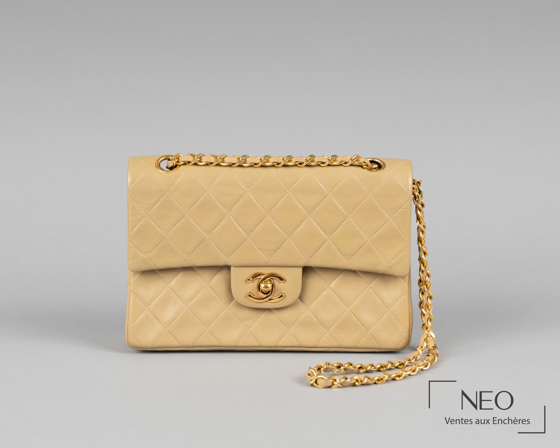 CHANEL Sac classique 22 cm à double rabat en agneau matelassé