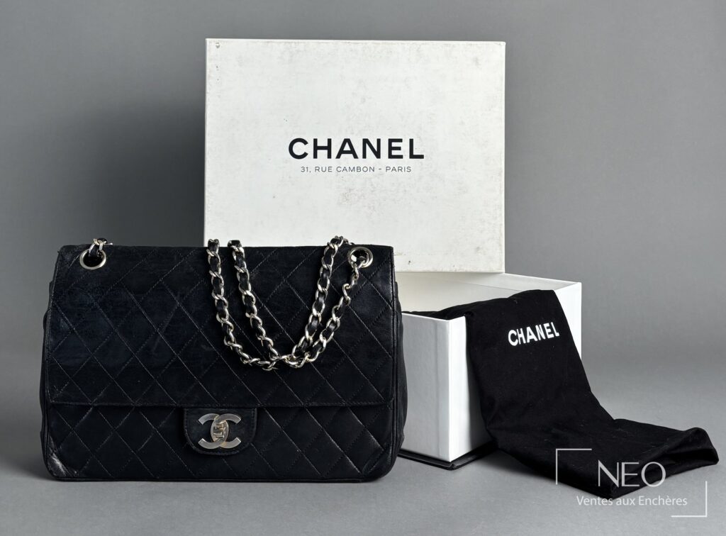 Sac Chanel noir matelassé avec chaîne et fermoir double C