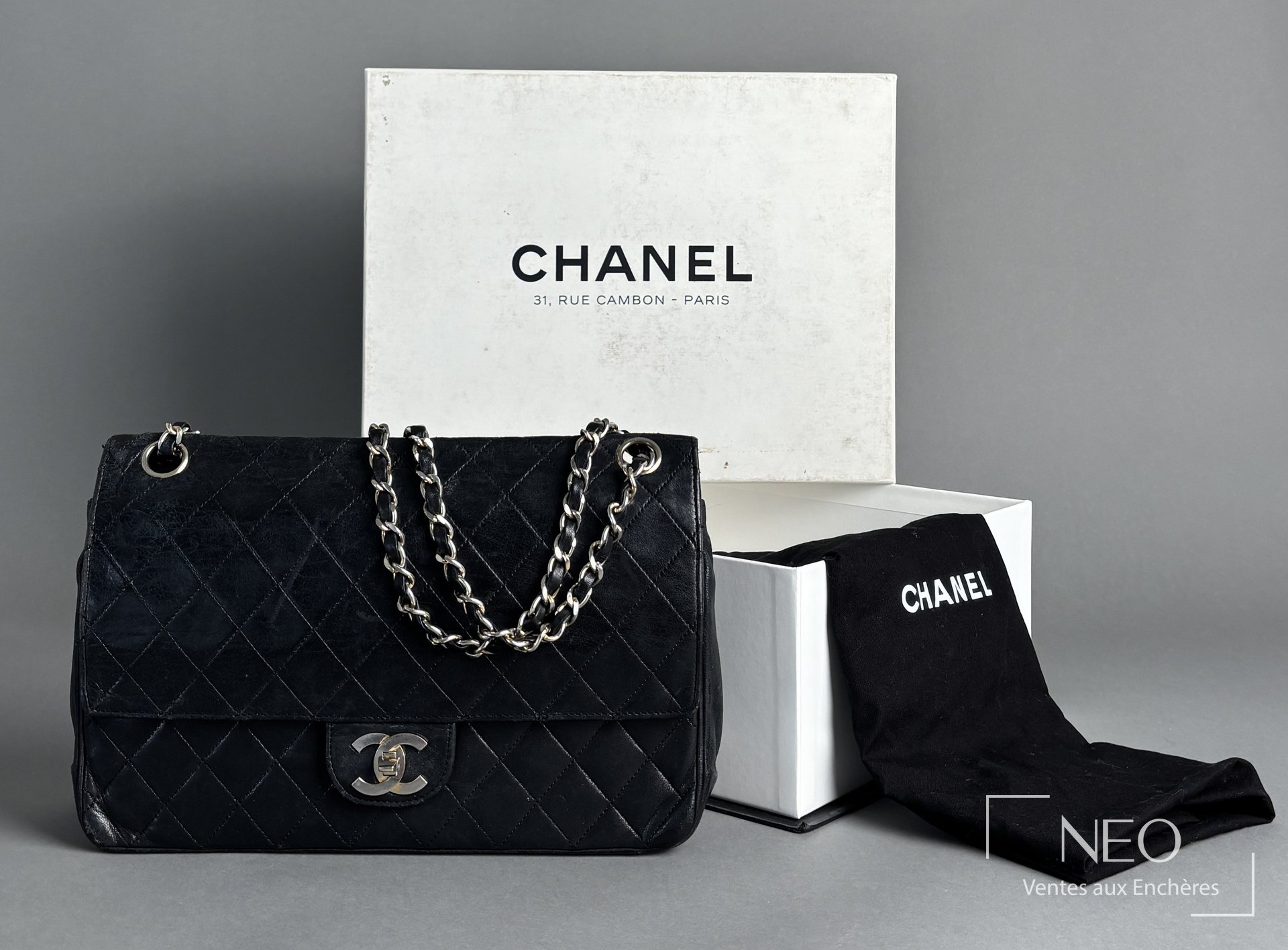 Sac Chanel noir matelassé avec chaîne et fermoir double C