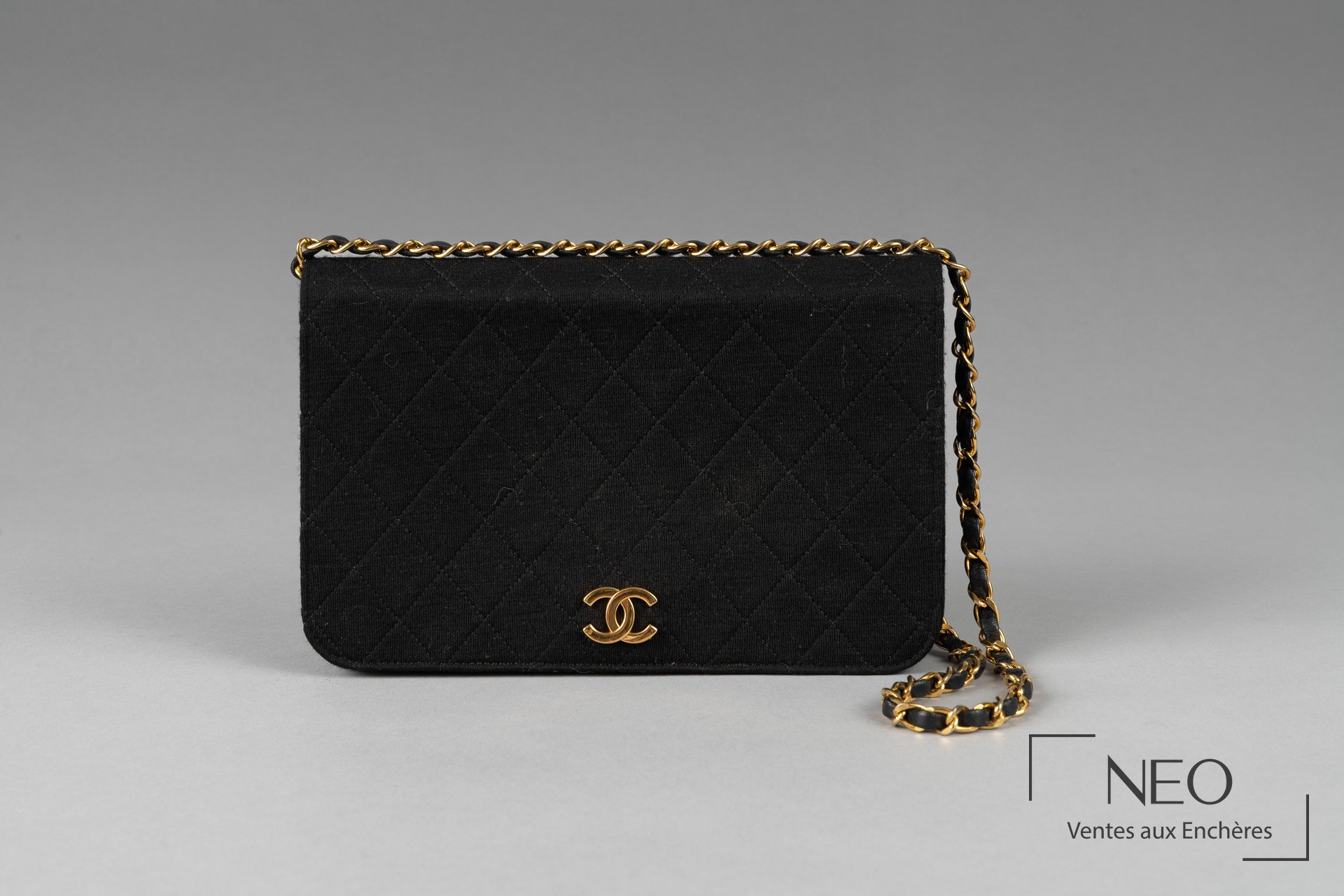 Sac CHANEL noir matelassé vu de face