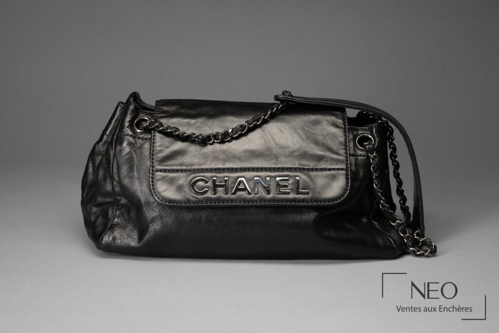 Sac Chanel en agneau noir vu de face