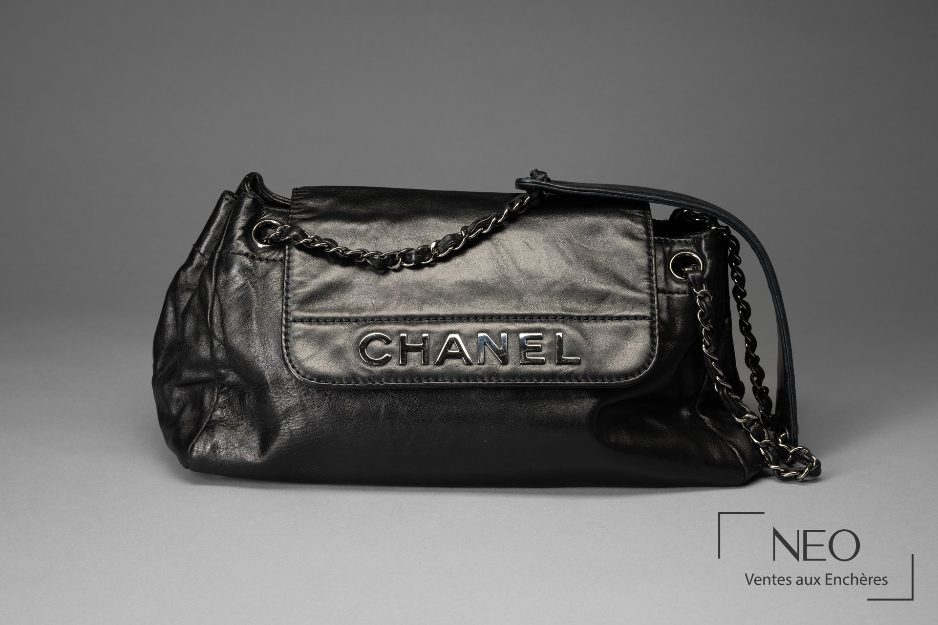 Sac Chanel en agneau noir vu de face