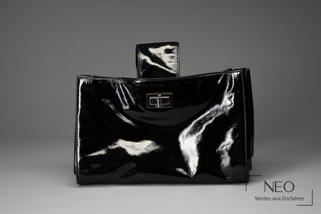 Sac CHANEL en cuir vernis noir