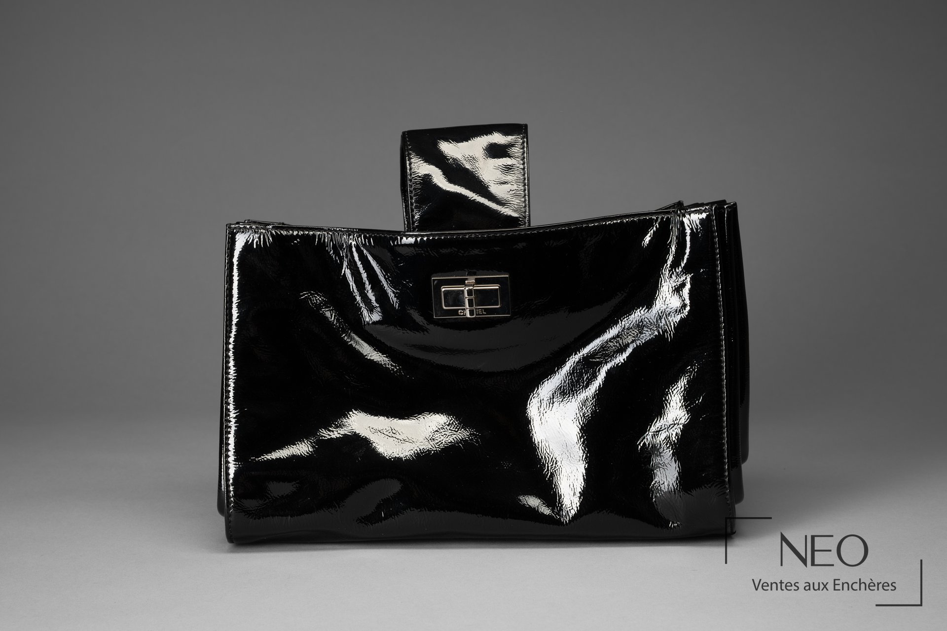 Sac CHANEL en cuir vernis noir