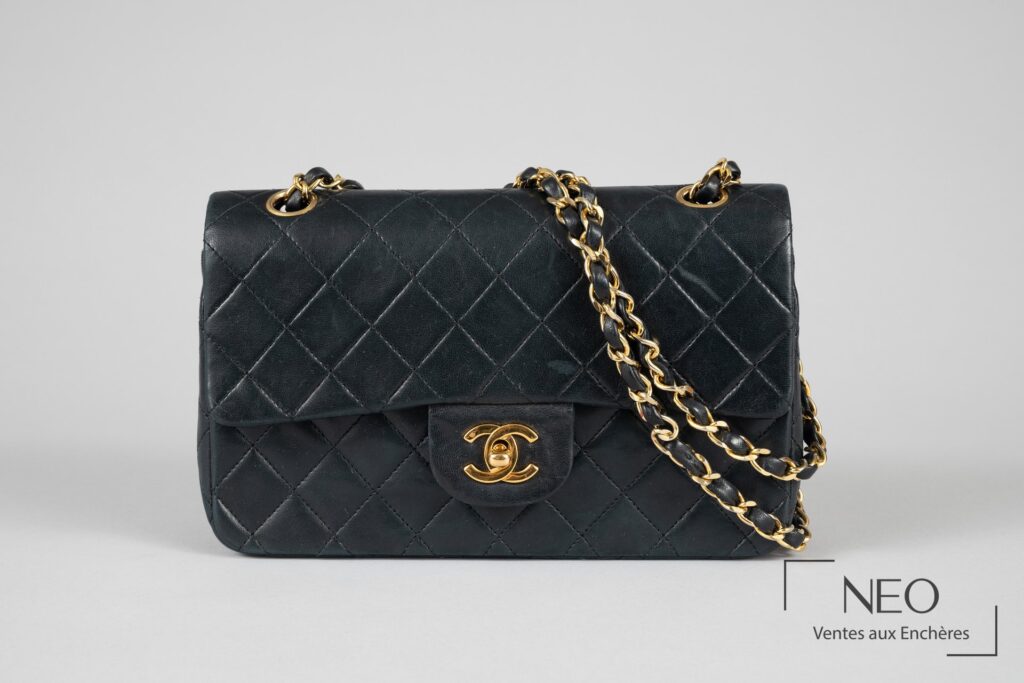 Sac Chanel Timeless noir matelassé avec chaîne dorée entrelacée de cuir
