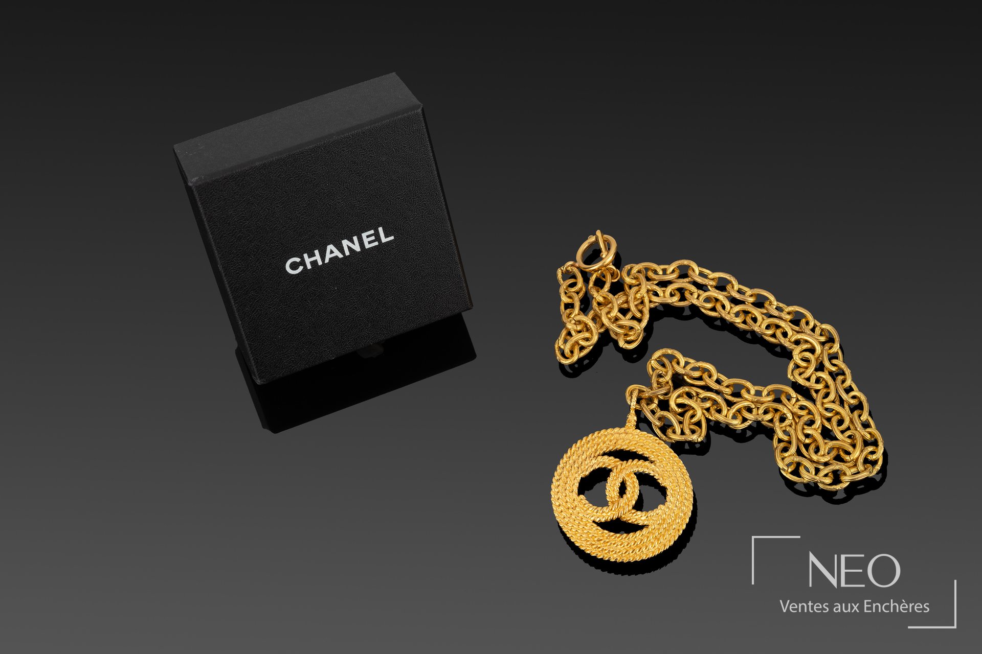 Chanel sautoir en métal doré avec pendentif siglé