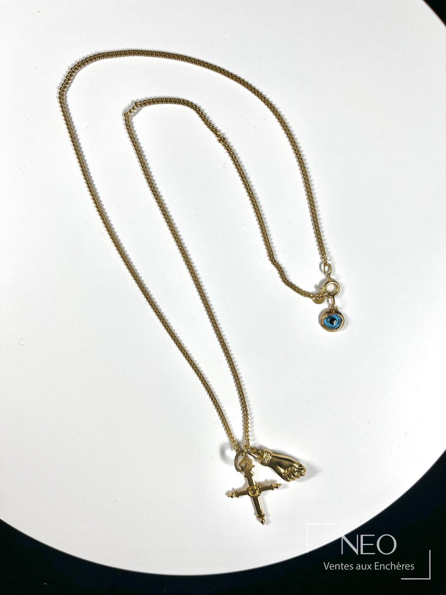 Chapelet en or 18 carats avec deux pendentifs et fermoir à œil émaillé bleu