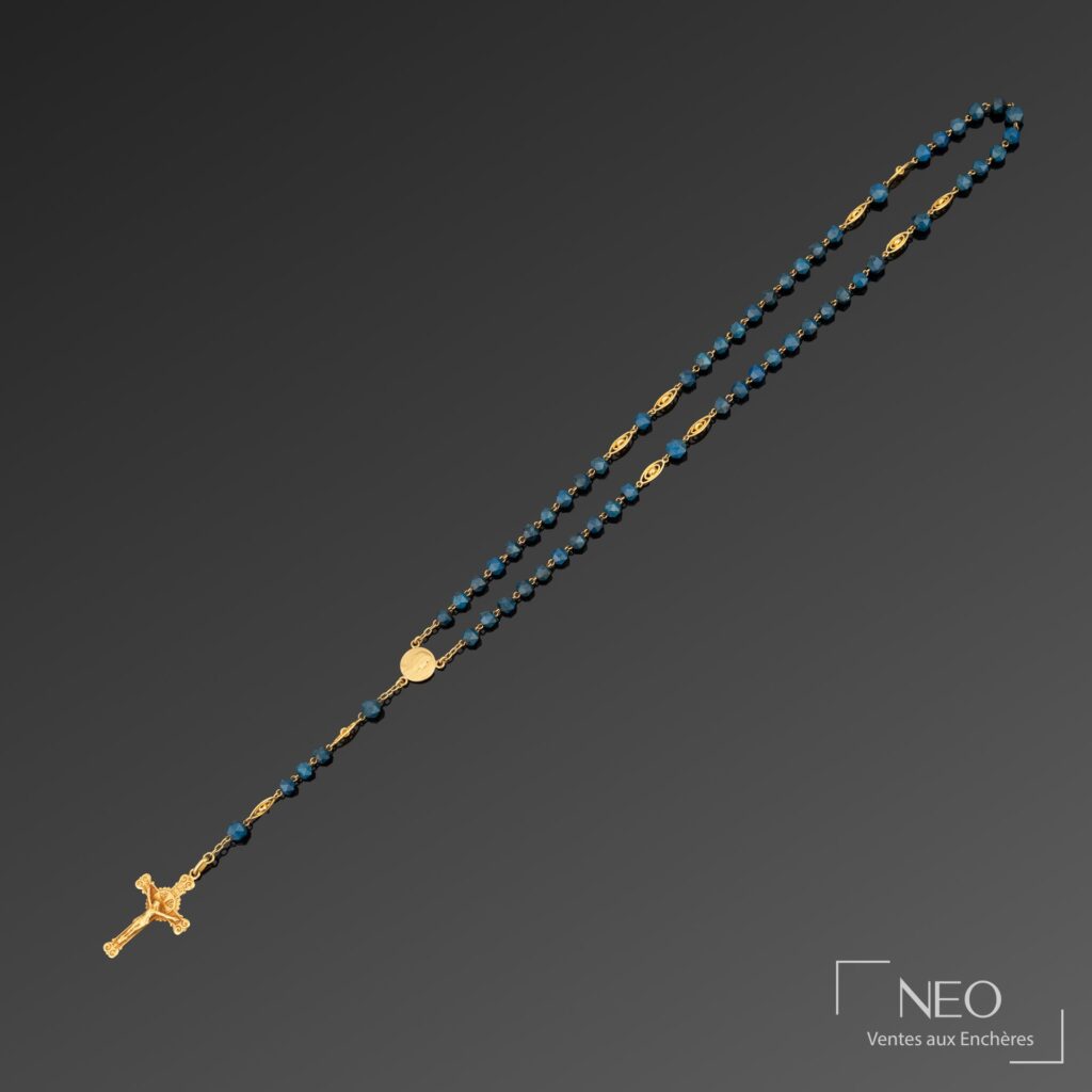 Chapelet en or jaune avec perles bleues et crucifix suspendu