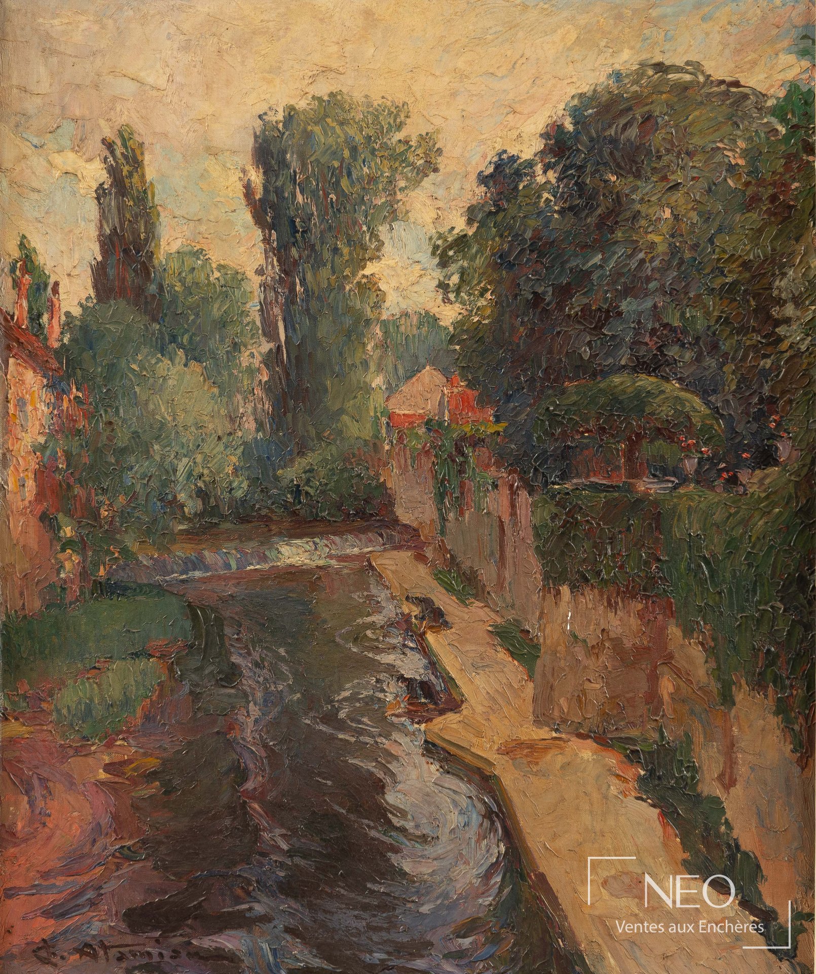 Paysage de canal bordé d’arbres et de maisons