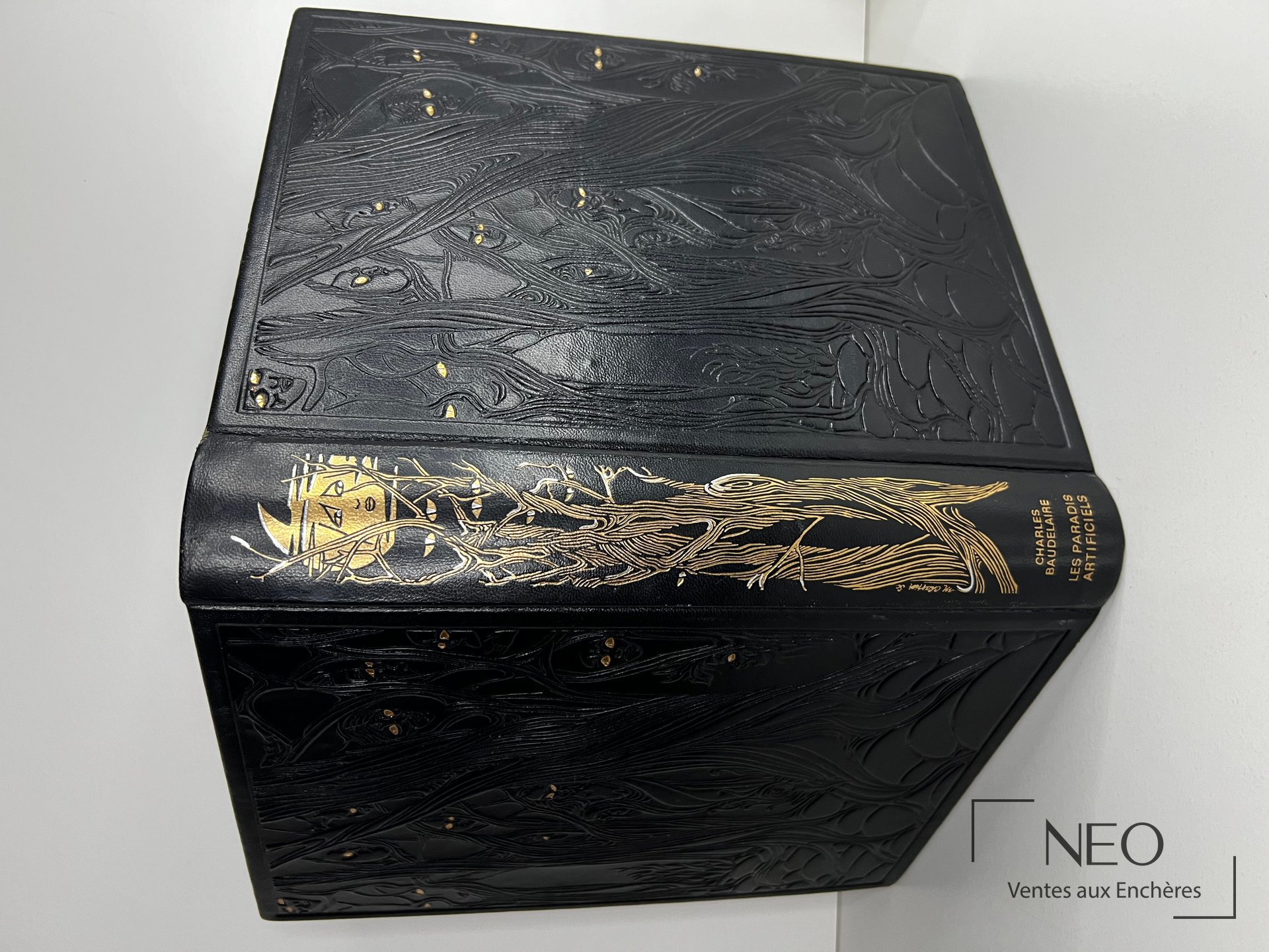 Couverture noire ornée de décors dorés et gaufrés sur Les paradis artificiels