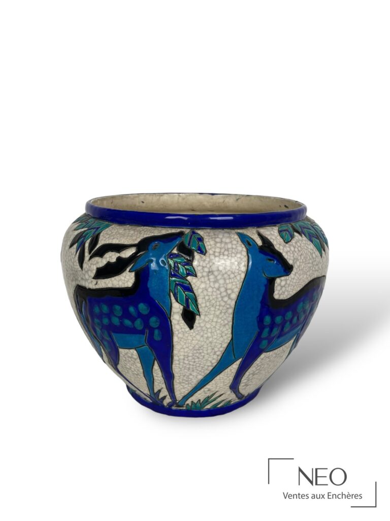 Cache-pot en céramique polychrome à décor de biches bleues sur fond craquelé crème