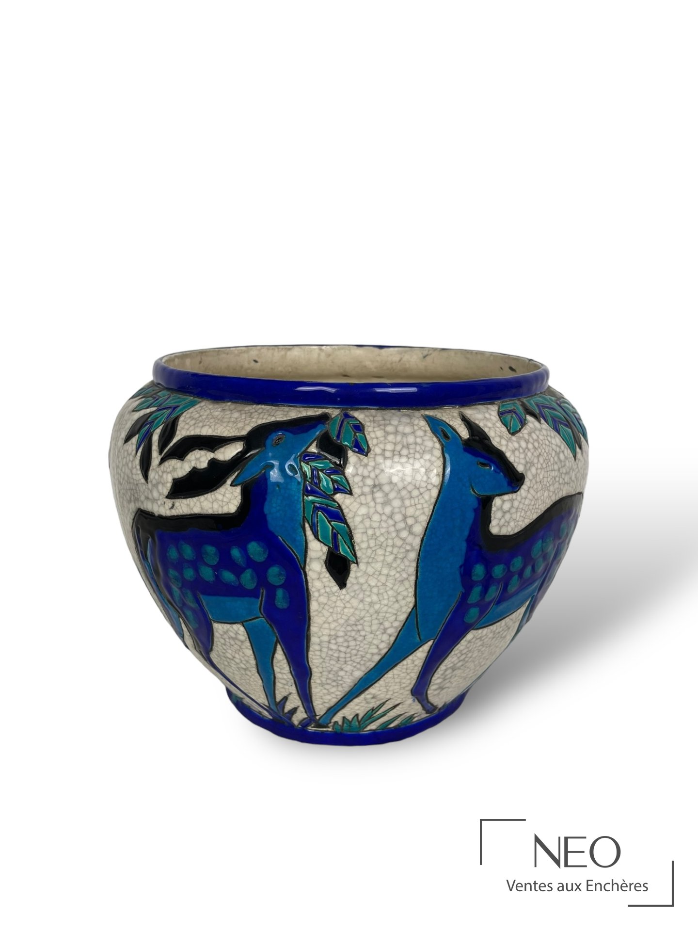 Cache-pot en céramique polychrome à décor de biches bleues sur fond craquelé crème