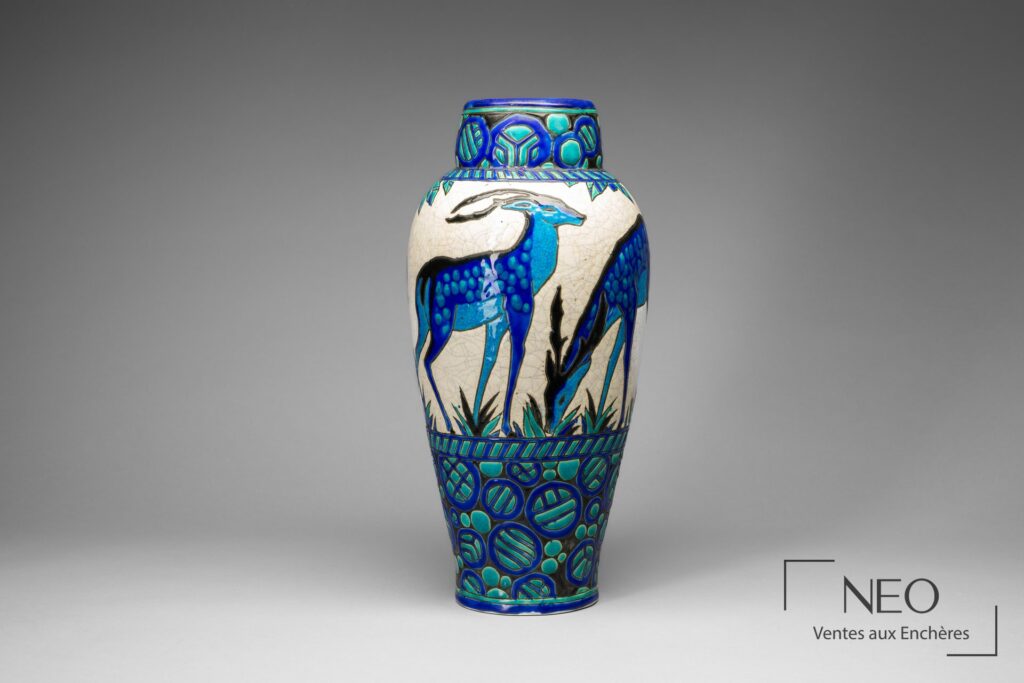 Vase ovoïde de Charles Catteau en faïence polychrome à décor de daims bleus sur fond blanc